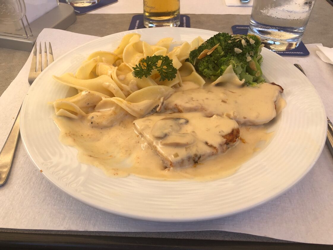 Ein Bild, das Essen, Platte, Teller, Geschirr enthält.

Automatisch generierte Beschreibung