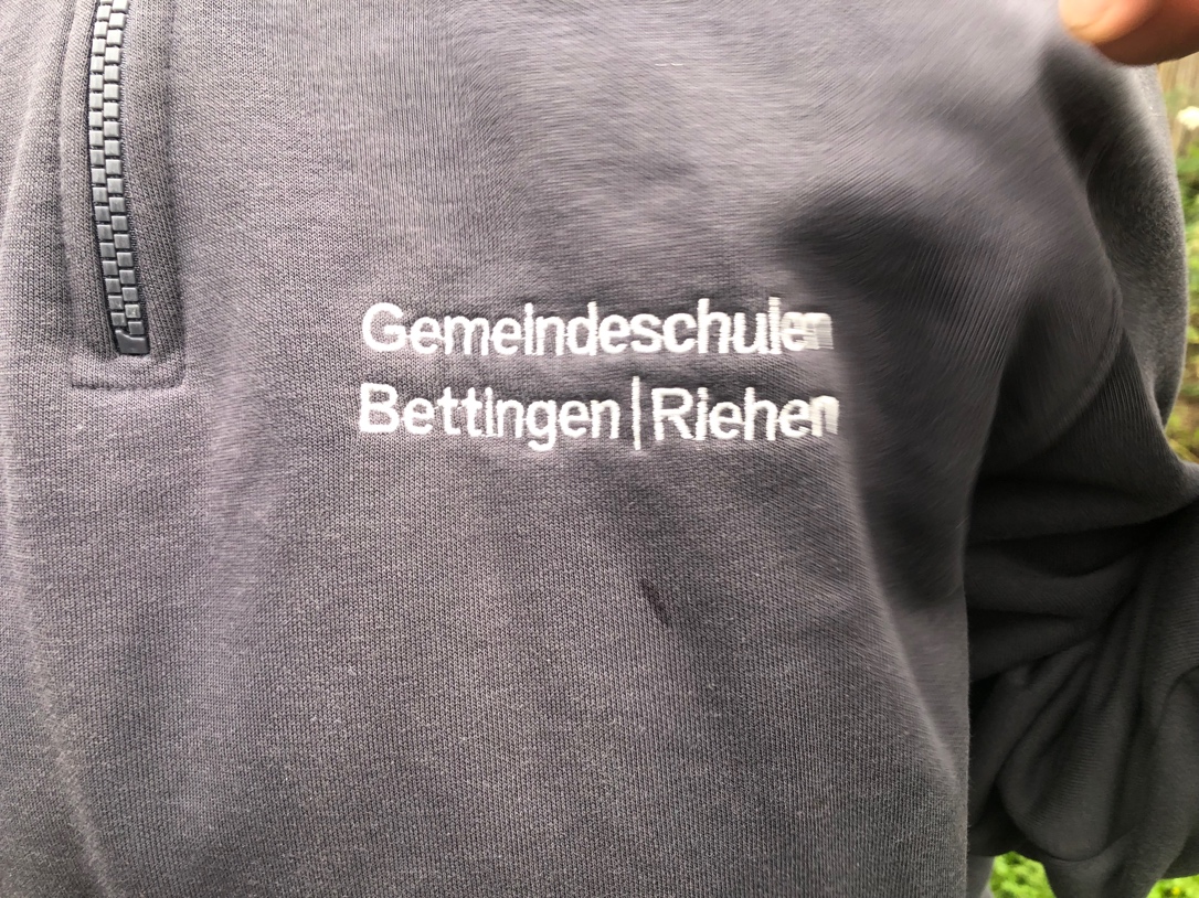 Ein Bild, das Kleidung, Person, oben, Sportshirt enthält.

Automatisch generierte Beschreibung