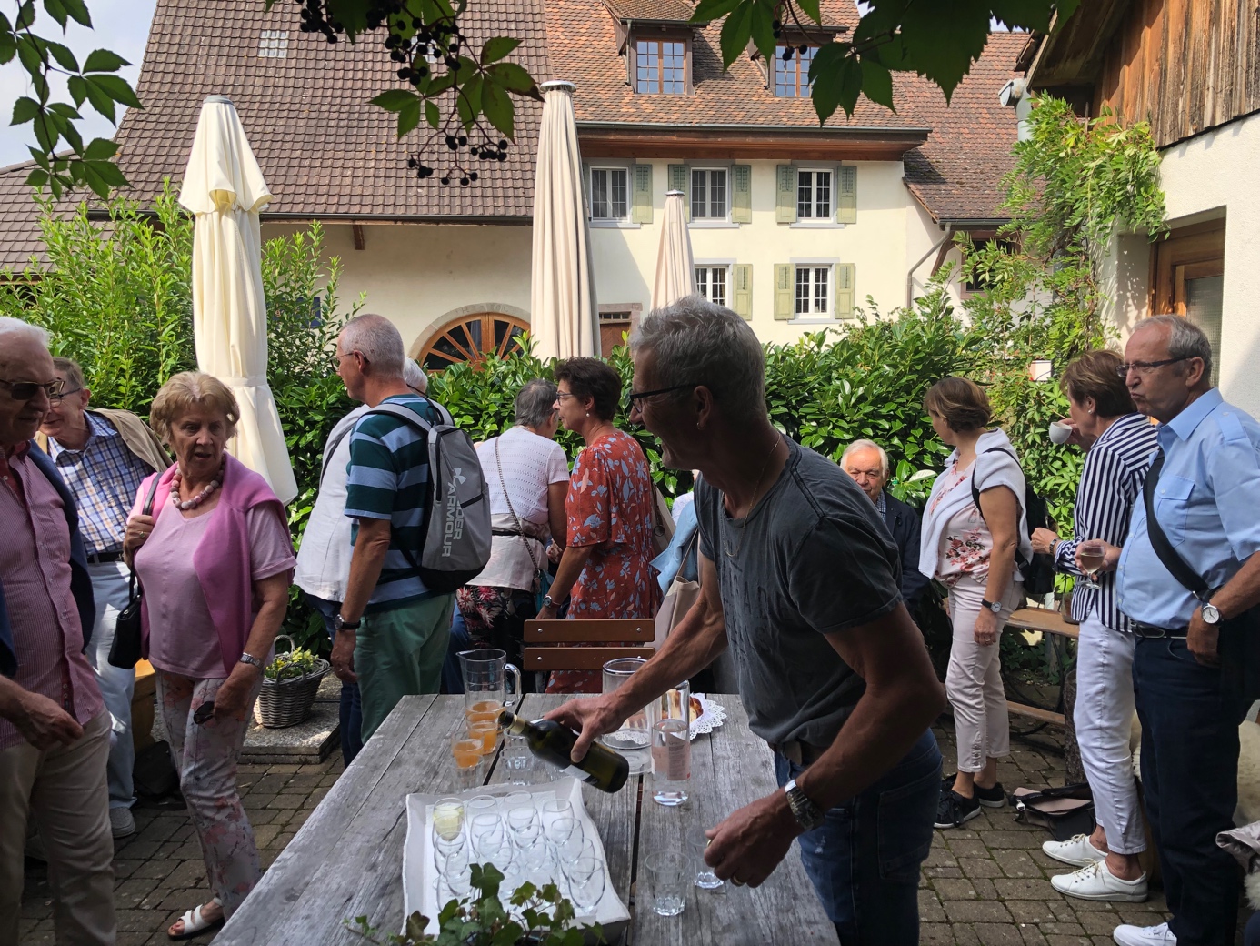 Ein Bild, das Kleidung, Person, draußen, Mann enthält.

Automatisch generierte Beschreibung