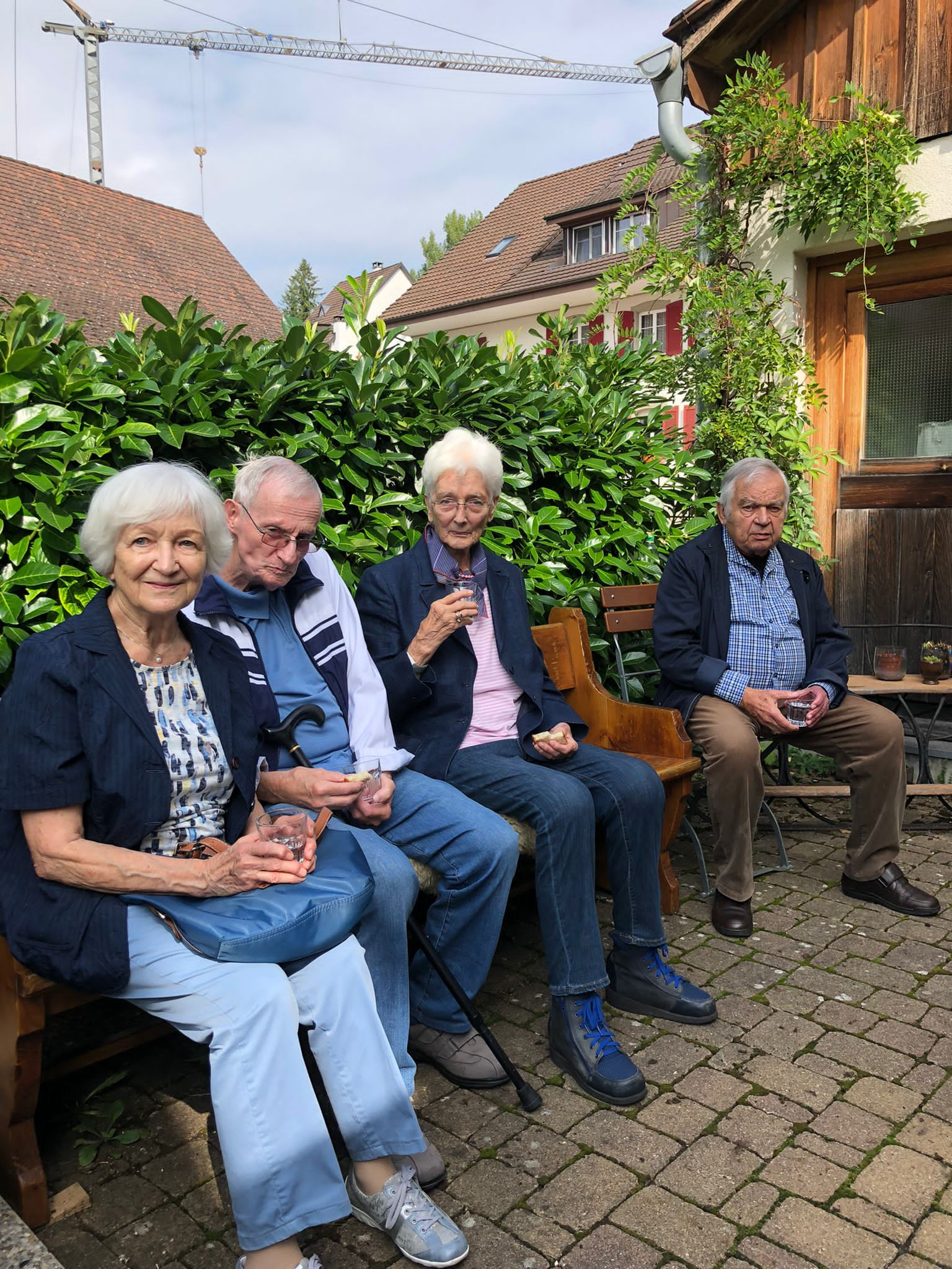 Ein Bild, das Kleidung, Person, Schuhwerk, draußen enthält.

Automatisch generierte Beschreibung