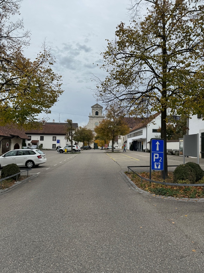 Ein Bild, das draußen, Baum, Himmel, Straße enthält.

Automatisch generierte Beschreibung