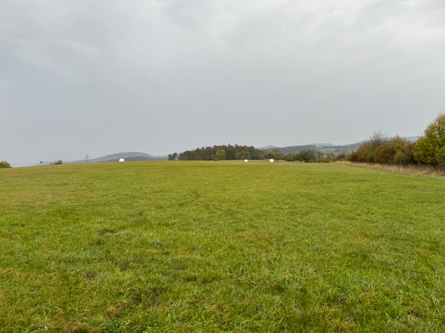 Ein Bild, das draußen, Himmel, Feld, Wolke enthält.

Automatisch generierte Beschreibung