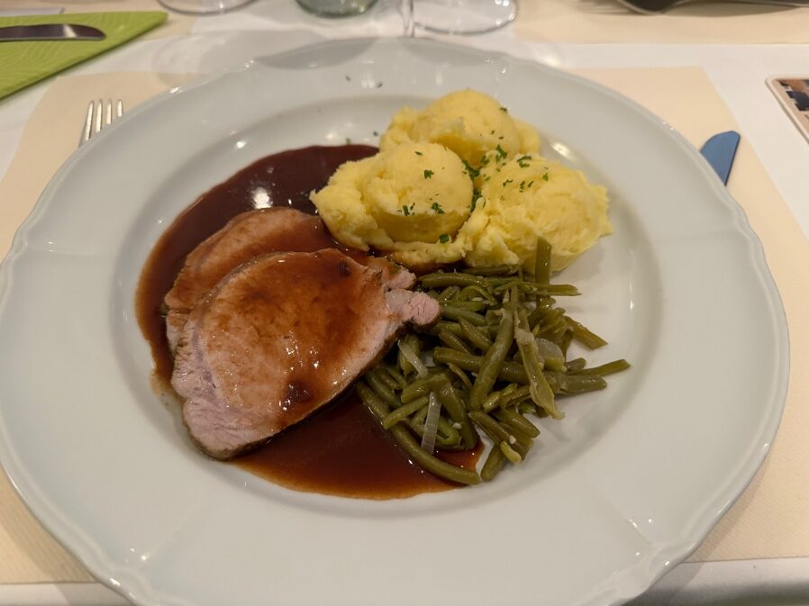 Ein Bild, das Platte, Essen, Teller, Geschirr enthält.

Automatisch generierte Beschreibung