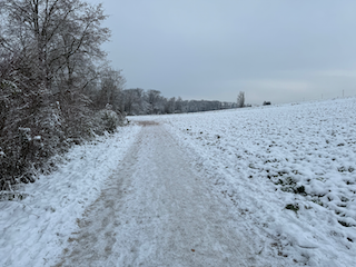 Ein Bild, das draußen, Himmel, Schnee, Winter enthält.

Automatisch generierte Beschreibung