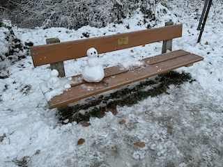 Ein Bild, das draußen, Schnee, Winter, Gefrieren enthält.

Automatisch generierte Beschreibung