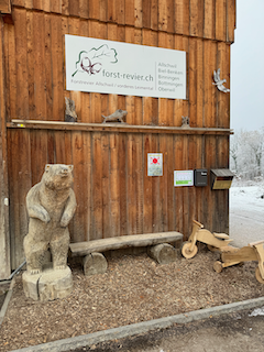 Ein Bild, das draußen, Statue, Winter, Schild enthält.

Automatisch generierte Beschreibung