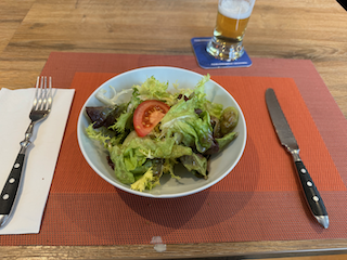 Ein Bild, das Essen, Geschirr, Küchenutensil, Blattgemüse enthält.

Automatisch generierte Beschreibung