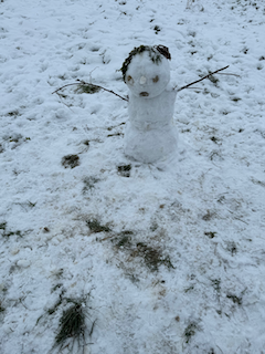 Ein Bild, das Schnee, draußen, Schneemann, Gefrieren enthält.

Automatisch generierte Beschreibung