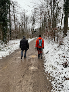 Ein Bild, das draußen, Baum, Winter, Person enthält.

Automatisch generierte Beschreibung