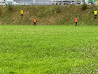 Ein Bild, das draußen, Feld, Person, Menschen enthält.

Automatisch generierte Beschreibung