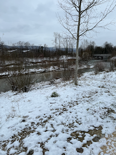 Ein Bild, das draußen, Himmel, Gefrieren, Winter enthält.

Automatisch generierte Beschreibung