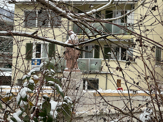 Ein Bild, das draußen, Winter, Fenster, Zweig enthält.

Automatisch generierte Beschreibung