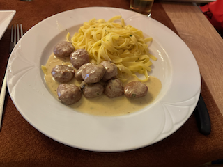 Ein Bild, das Fleischbällchen, Teller, Essen, Im Haus enthält.

Automatisch generierte Beschreibung