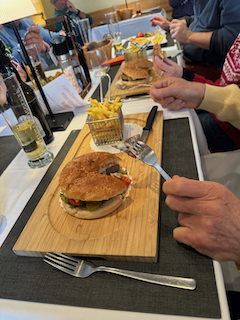 Ein Bild, das Person, Tisch, Mahlzeit, Fastfood enthält.

Automatisch generierte Beschreibung