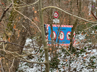 Ein Bild, das draußen, Baum, Winter, Schild enthält.

Automatisch generierte Beschreibung