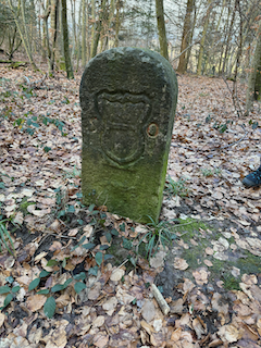 Ein Bild, das draußen, Gebäude, Grab, Friedhof enthält.

Automatisch generierte Beschreibung