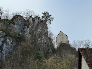 Ein Bild, das draußen, Gebäude, Himmel, Baum enthält.

Automatisch generierte Beschreibung