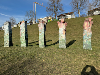 Ein Bild, das draußen, Gras, Himmel, Baum enthält.

Automatisch generierte Beschreibung