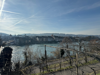 Ein Bild, das draußen, Himmel, Baum, See enthält.

Automatisch generierte Beschreibung