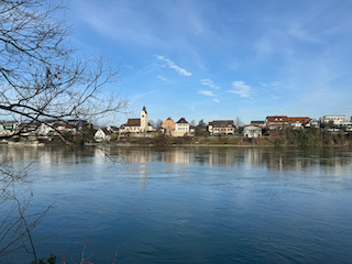 Ein Bild, das draußen, Himmel, Wasser, Baum enthält.

Automatisch generierte Beschreibung