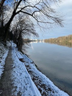 Ein Bild, das draußen, Himmel, Wasser, Baum enthält.

Automatisch generierte Beschreibung