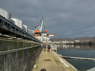 Ein Bild, das draußen, Himmel, Wasser, Boot enthält.

Automatisch generierte Beschreibung