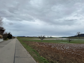 Ein Bild, das draußen, Himmel, Wolke, Gras enthält.

Automatisch generierte Beschreibung