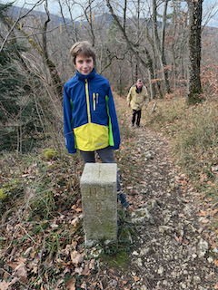 Ein Bild, das draußen, Kleidung, Wandern, Baum enthält.

Automatisch generierte Beschreibung