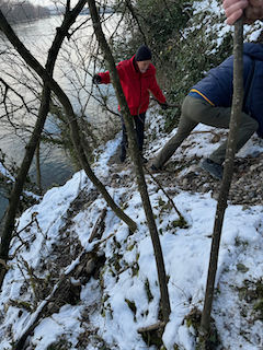 Ein Bild, das draußen, Schnee, Person, Kleidung enthält.

Automatisch generierte Beschreibung