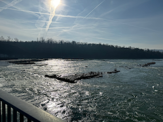 Ein Bild, das draußen, Wasser, Himmel, Winter enthält.

Automatisch generierte Beschreibung