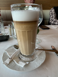 Ein Bild, das Essen, Getränk, Trinkgefäß, Kaffee enthält.

Automatisch generierte Beschreibung