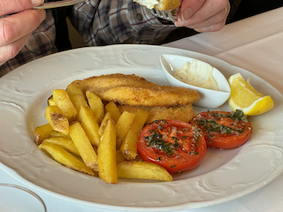 Ein Bild, das Essen, Pommes frites, Fastfood, Frittierte Lebensmittel enthält.

Automatisch generierte Beschreibung