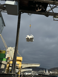 Ein Bild, das Himmel, draußen, Wolke, Kran enthält.

Automatisch generierte Beschreibung