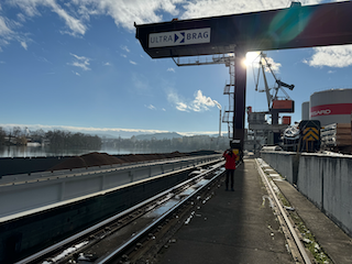 Ein Bild, das Himmel, draußen, Wolke, Straße enthält.

Automatisch generierte Beschreibung