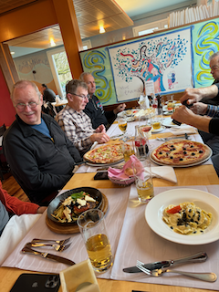 Ein Bild, das Mahlzeit, Essen, Person, Tisch enthält.

Automatisch generierte Beschreibung