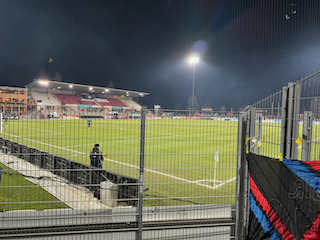 Ein Bild, das Stadion, Gebäude, draußen, Gras enthält.

Automatisch generierte Beschreibung