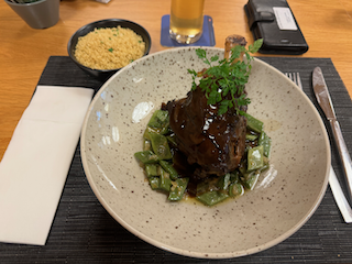 Ein Bild, das Tisch, Essen, Platte, Geschirr enthält.

Automatisch generierte Beschreibung