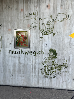 Ein Bild, das Zeichnung, Kunst, Graffiti, Handschrift enthält.

Automatisch generierte Beschreibung