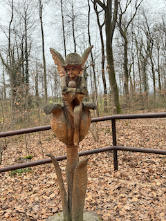 Ein Bild, das draußen, Baum, Statue, Zaun enthält.

Automatisch generierte Beschreibung