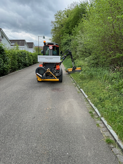 Ein Bild, das draußen, Himmel, Straße, Baum enthält.

Automatisch generierte Beschreibung