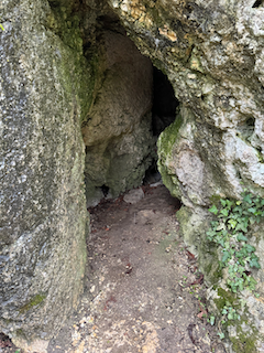 Ein Bild, das draußen, Natur, Erosion, Höhle enthält.

Automatisch generierte Beschreibung