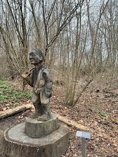 Ein Bild, das draußen, Statue, Baum, Skulptur enthält.

Automatisch generierte Beschreibung