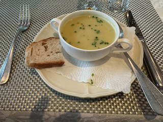 Ein Bild, das Essen, Küchenutensil, Geschirr, Suppe enthält.

Automatisch generierte Beschreibung