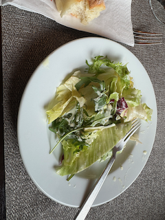 Ein Bild, das Essen, Platte, Blattgemüse, Küchenutensil enthält.

Automatisch generierte Beschreibung