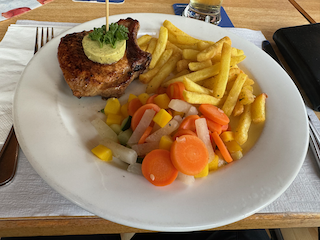 Ein Bild, das Essen, Platte, Pommes frites, Fastfood enthält.

Automatisch generierte Beschreibung