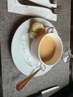 Ein Bild, das Geschirr, Serviergeschirr, Küchenutensil, Kaffeetasse enthält.

Automatisch generierte Beschreibung