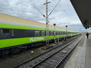 Ein Bild, das Himmel, Transport, Eisenbahn, Zug enthält.

Automatisch generierte Beschreibung