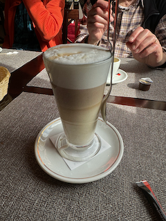 Ein Bild, das Kaffee, Getränk, Person, Essen enthält.

Automatisch generierte Beschreibung