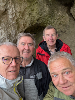 Ein Bild, das Menschliches Gesicht, Person, Kleidung, Brille enthält.

Automatisch generierte Beschreibung