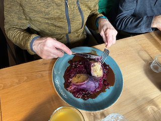 Ein Bild, das Person, Essen, Geschirr, Tisch enthält.

Automatisch generierte Beschreibung